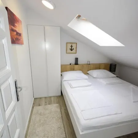 9 In Petrac Apartment Banjol